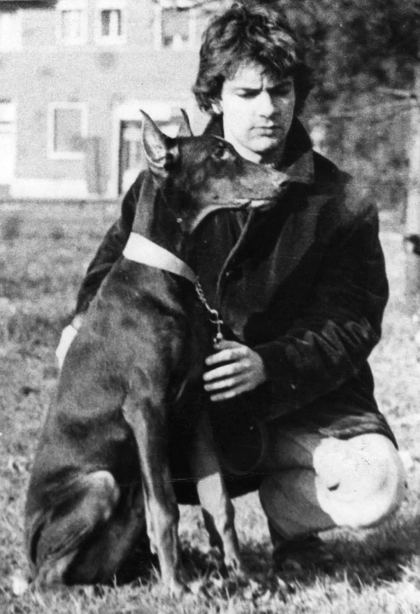 Mauro Luccardini da ragazzo, inginocchiato accanto al suo Dobermann, foto in bianco e nero