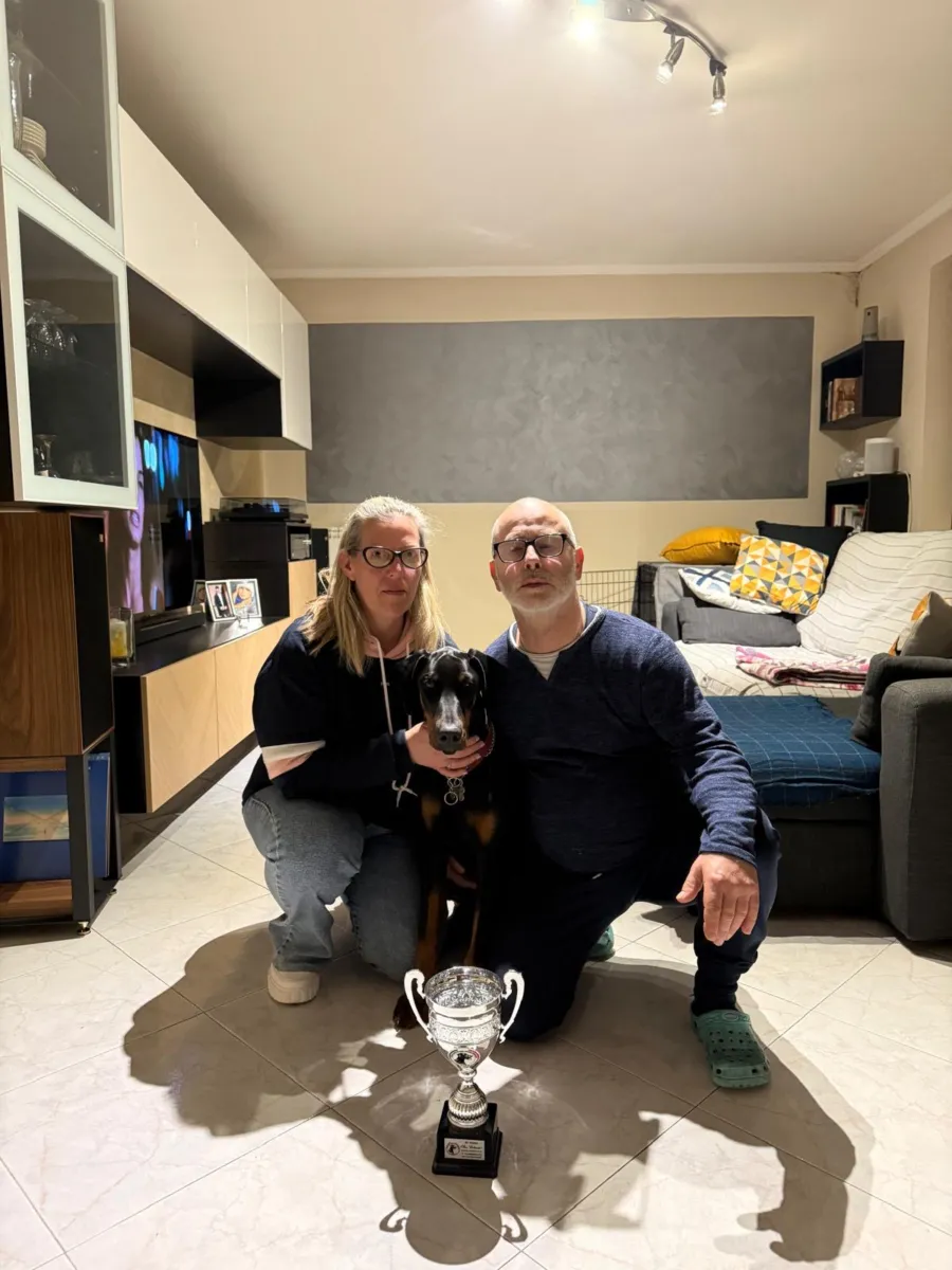 Tuco detto Joker in casa con due persone e la coppa del Trofeo Caliandro 2025